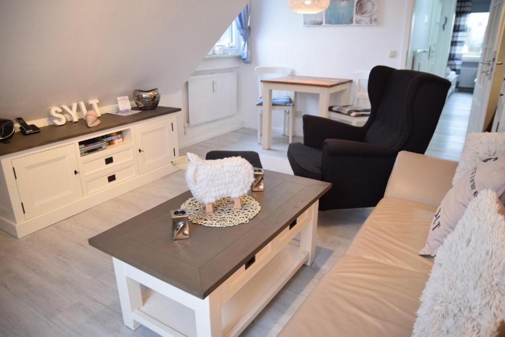 Apartment Im Dachgeschoss Am Ortsrand Von Wenningstedt. *