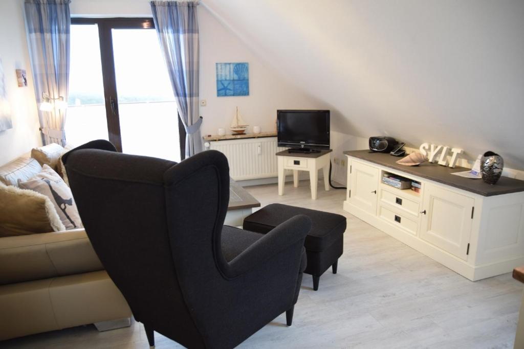 Im Dachgeschoss Am Ortsrand Von Wenningstedt. Apartment *