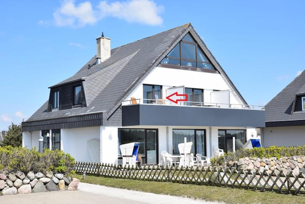 Im Dachgeschoss Am Ortsrand Von Wenningstedt.